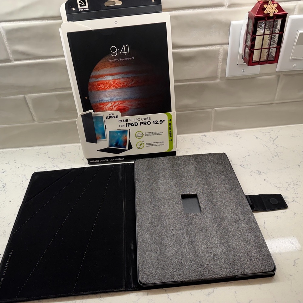 Apple 12.9” iPad Pro 128 GB (2nd Generation) Tablet in Gold comes with 2 cases. - Picture 15 of 16